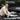 Frau faltet den elektrischeVOCIC AY02 Electric Transfer Hoyer Lift zum einfachen Transport ins Auto.